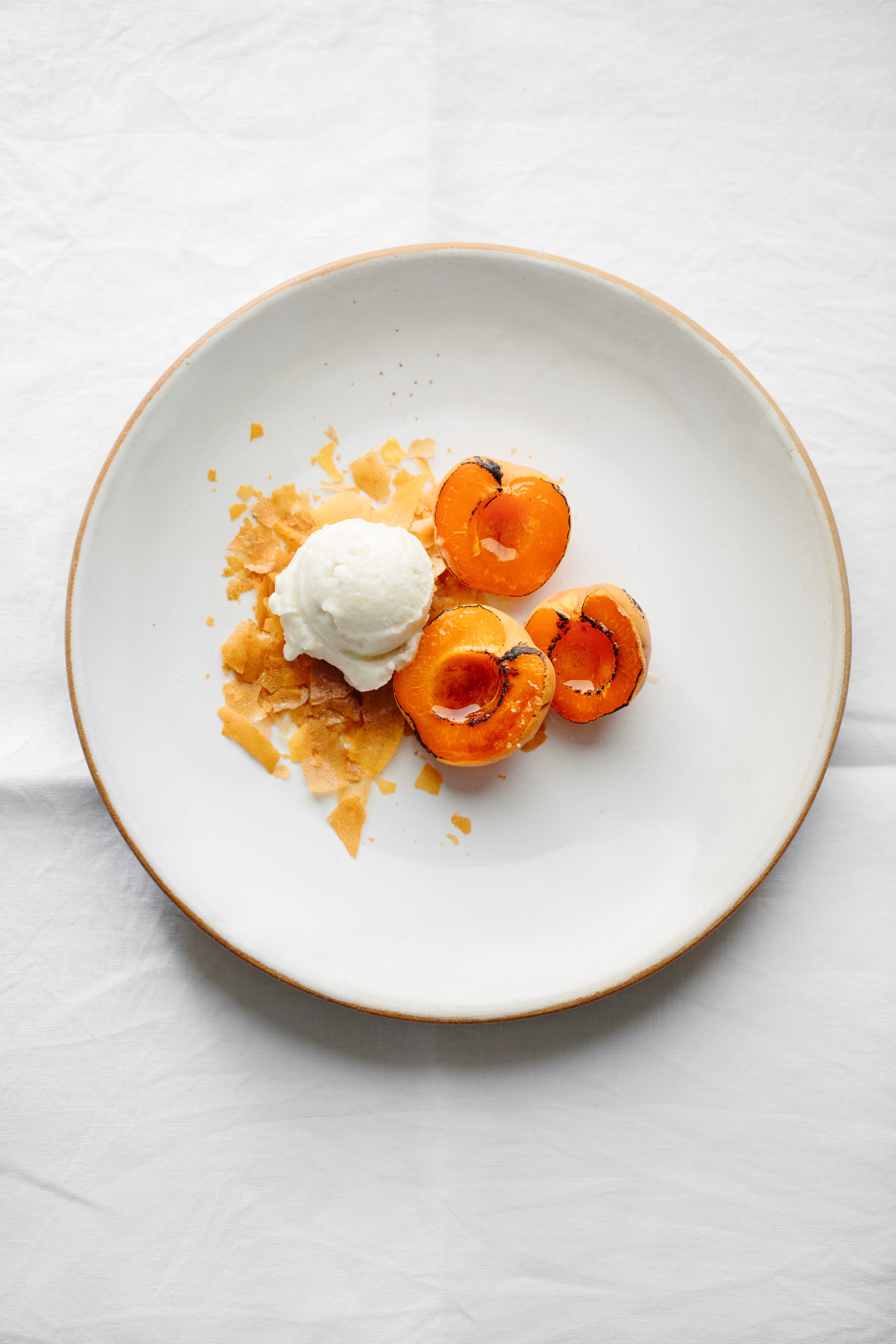 damascos-brulee-helado-de-pera-y-crocante-de-zanahoria