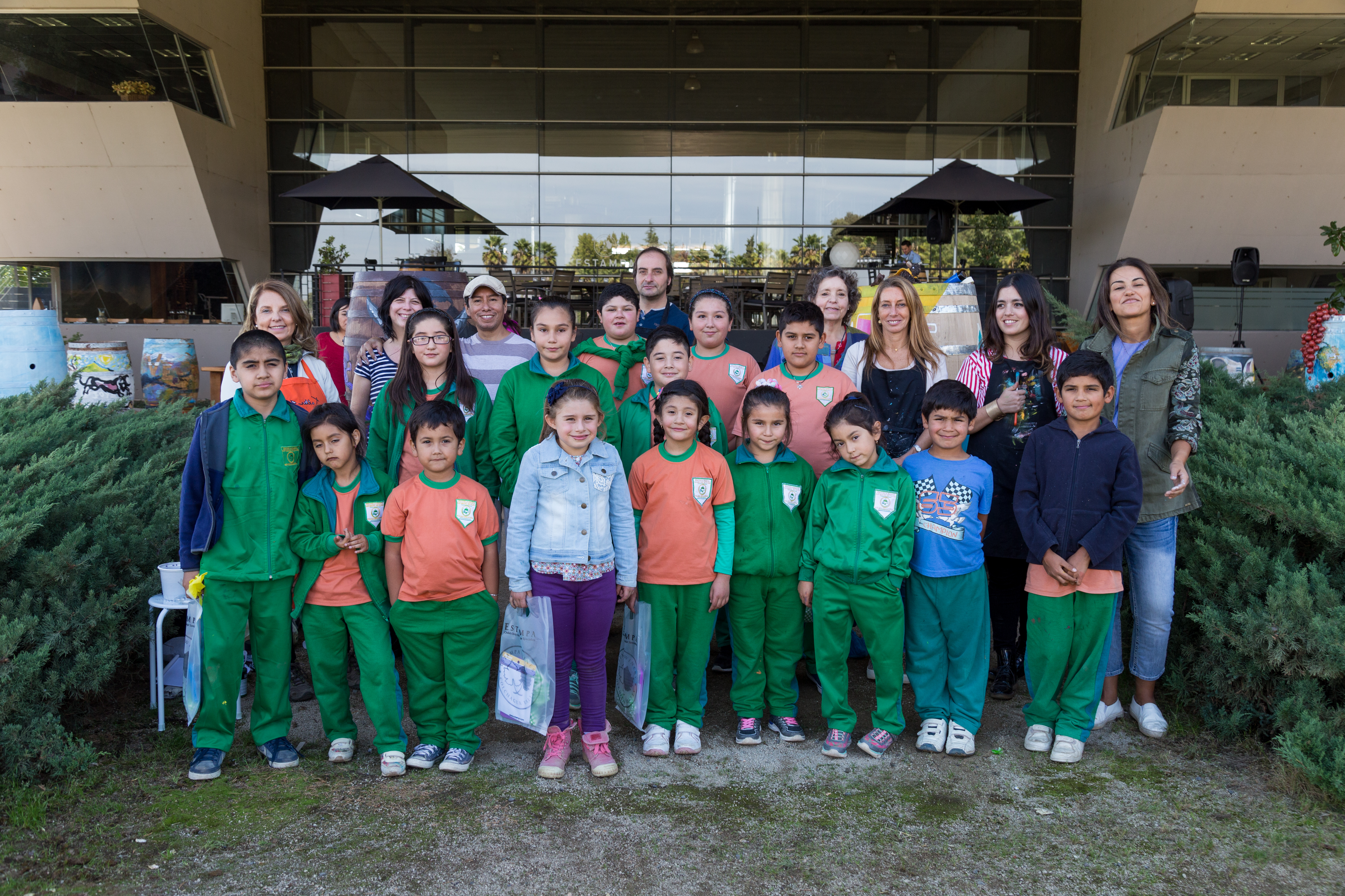 Los 8 destacados artistas junto a los alumos de la Escuela Ecológica San Miguel de Viluco de Marchigüe