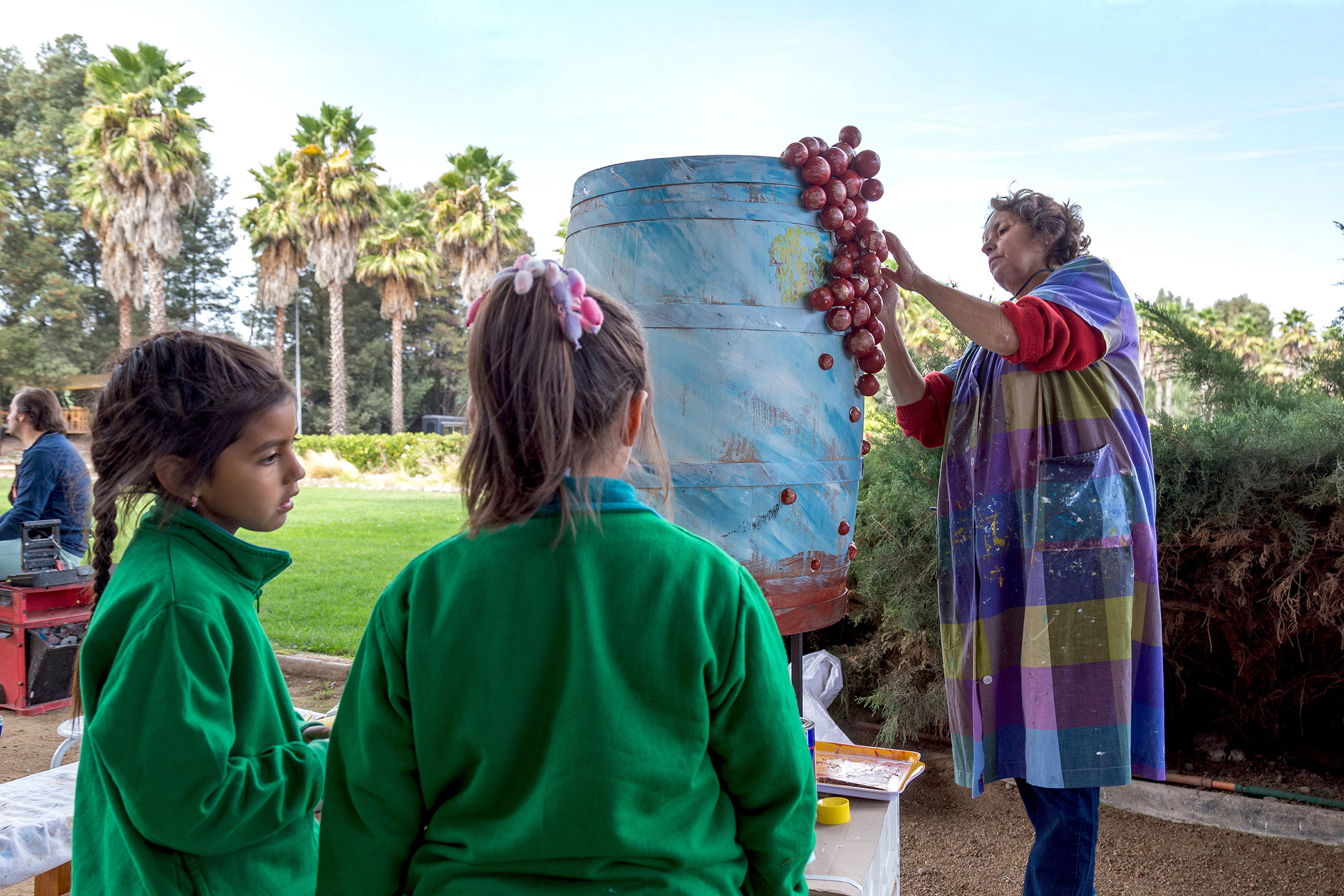 Los artistas mostraban sus creaciones a los alumnos, entregándoles técnicas básicas de pintura.