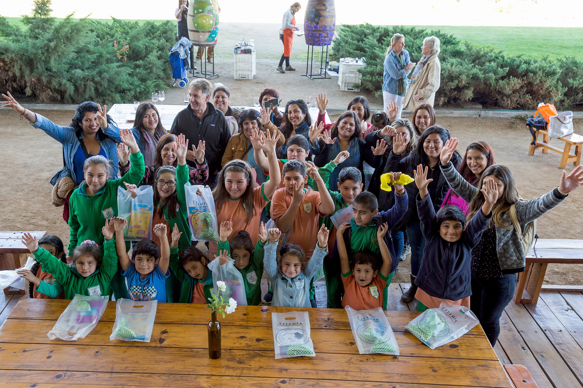 Miguel González junto a los alumnos, sus profesoras y apoderadas disfrutando de Arte en Barricas 2018.